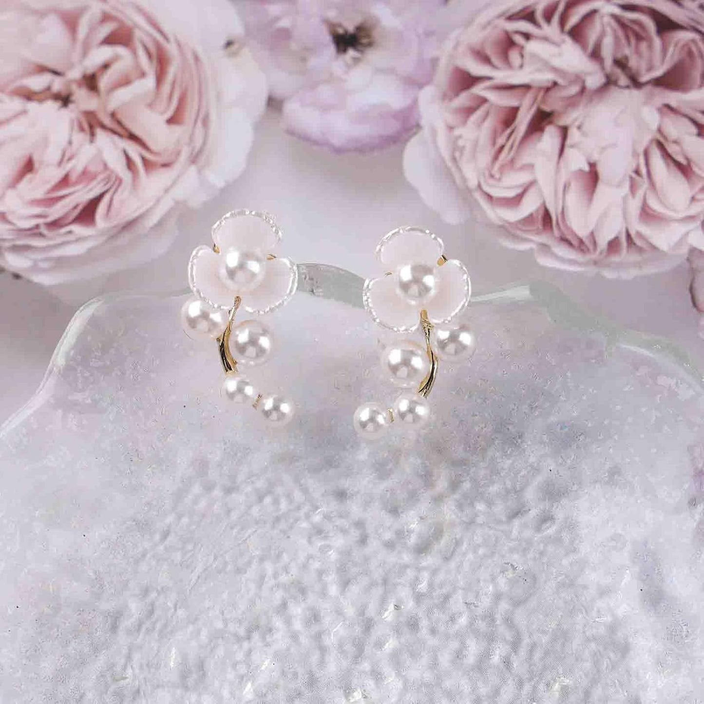 Vintage Pearl Flower Earrings Gold Pearl Dangle Earrings White Flower Stud Earrings Pearl Wedding Drop Earrings Jewelry for Women