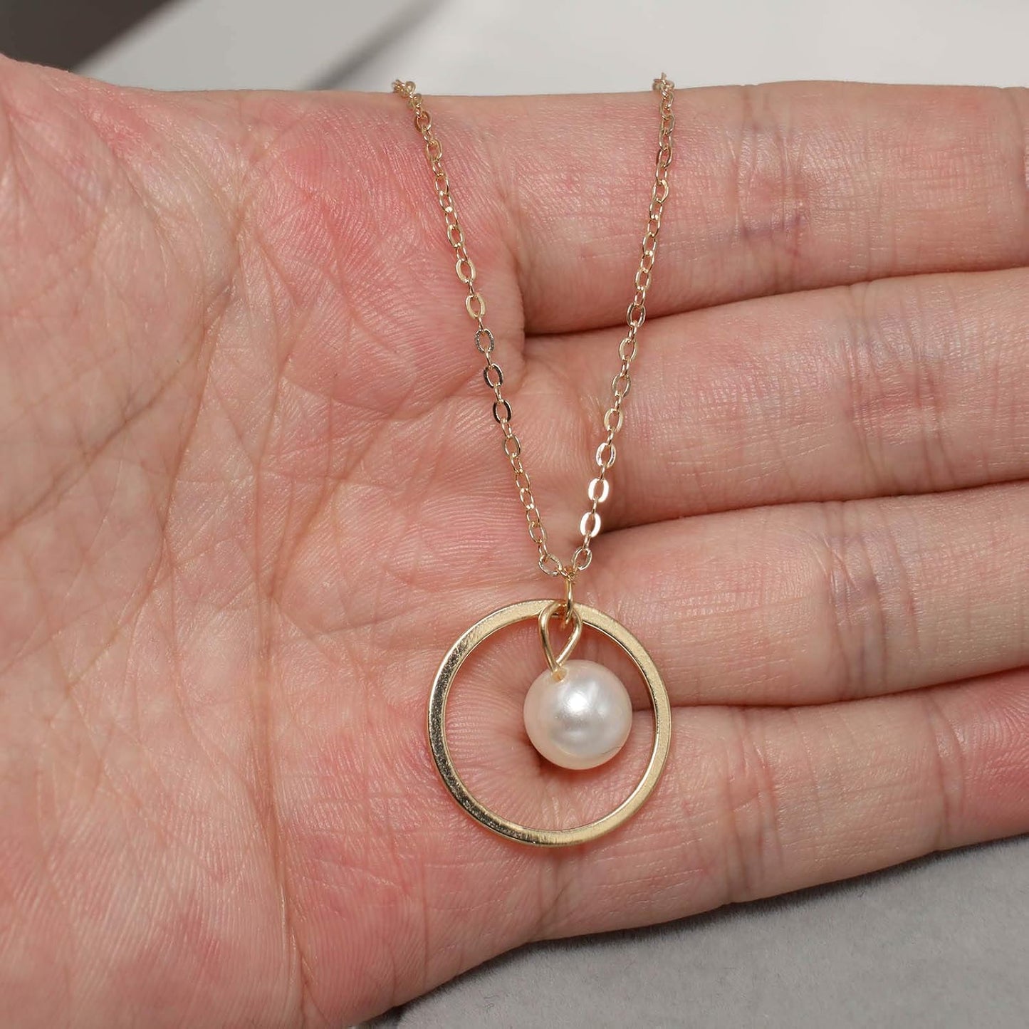 Fashion Pearl Necklace Chain Simple Hollow Ring Pearl Pendant Necklace Jewelry Accessories for Women and Girls